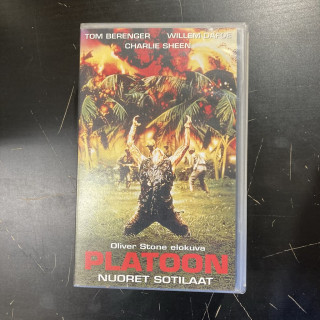 Platoon - nuoret sotilaat VHS (VG+/M-) -sota-